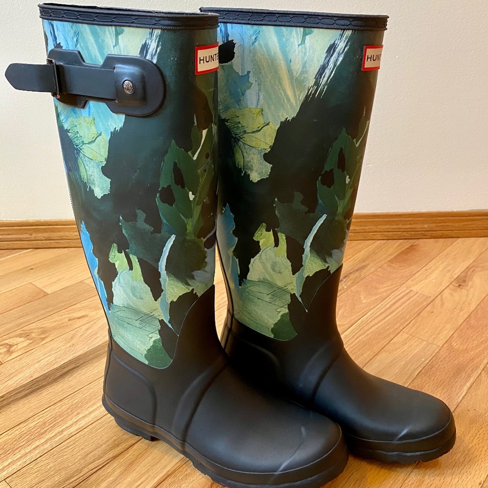 Stunning limited edition abstract floral Hunter rain boots - basically brand new